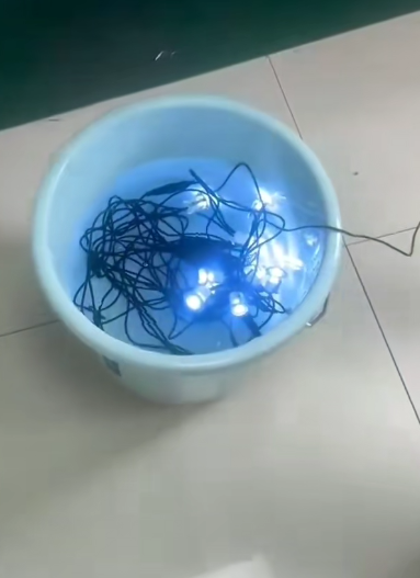 Palubne žarulje podvrgavaju se ispitivanju vodootpornosti uronjene u vodu